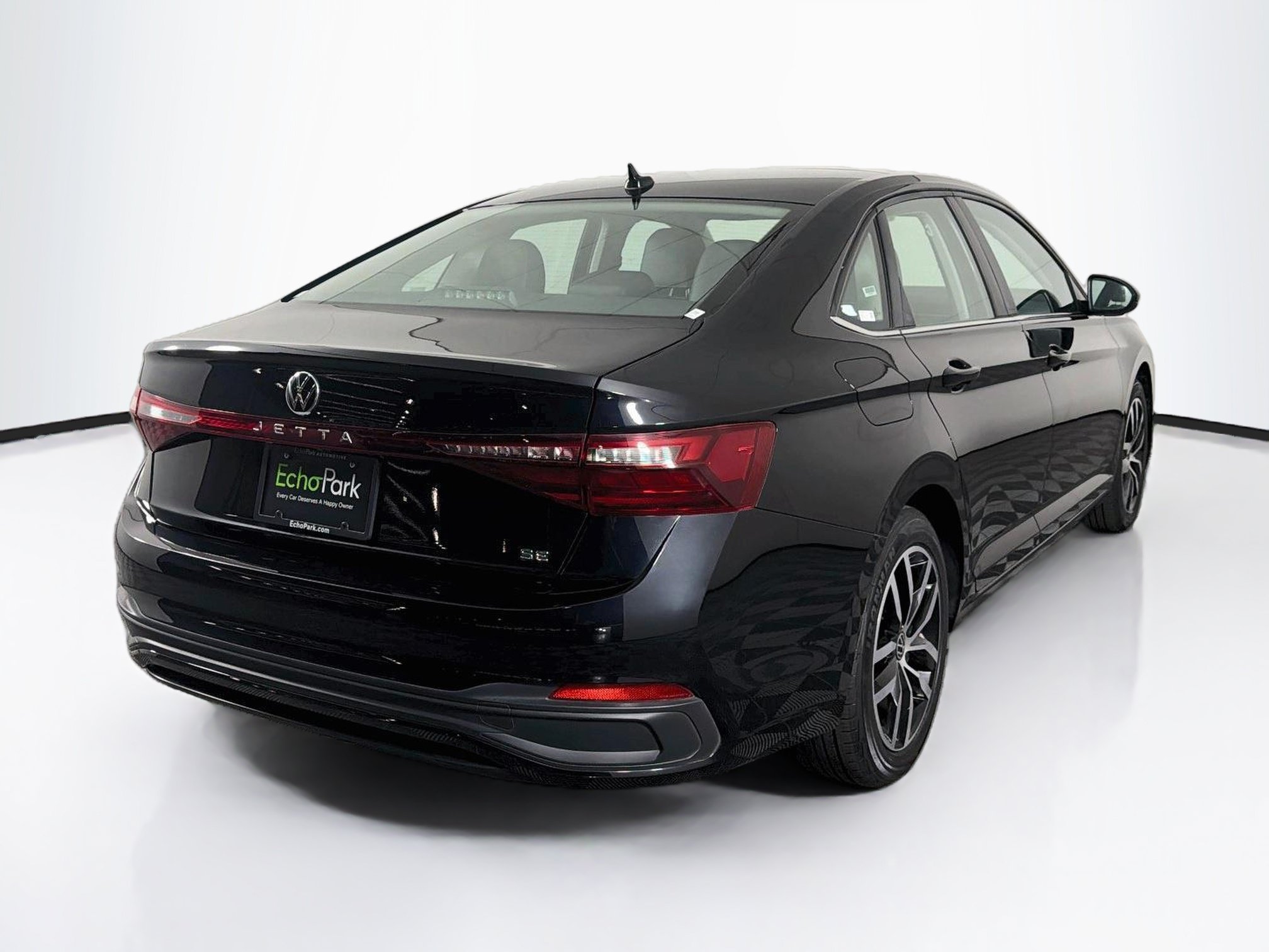Used 2025 Volkswagen Jetta SE FWD image 9