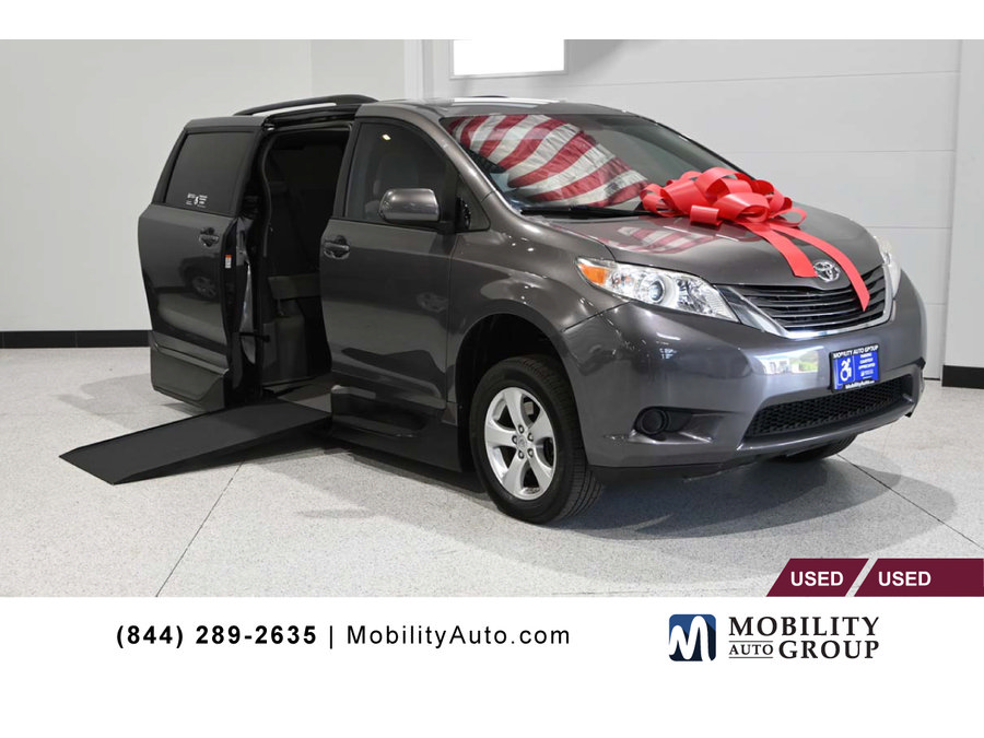 Used 2017 Toyota Sienna LE FWD image 1