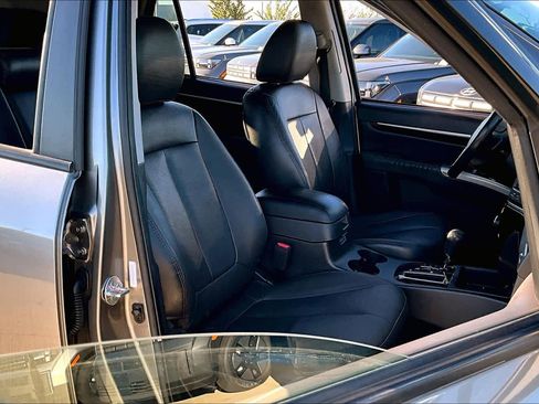 Used 2011 Hyundai Santa Fe Limited w/ Navigation Pkg 4 image 8