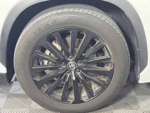 Used 2023 Toyota Highlander XSE FWD image 9