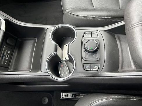 Used 2024 GMC Terrain SLT image 30