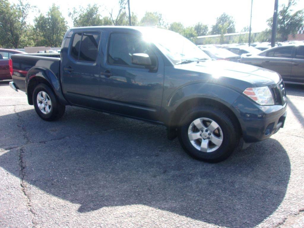 Used 2017 Nissan Frontier SV w/ SV Value Truck Package RWD image 2