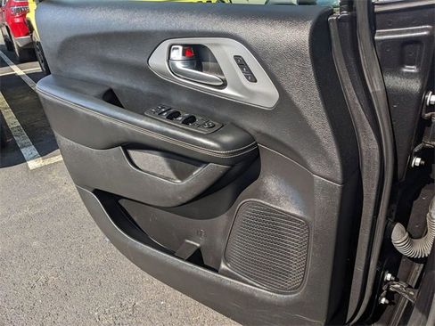 Certified 2021 Chrysler Pacifica Touring-L w/ S Appearance Package image 18