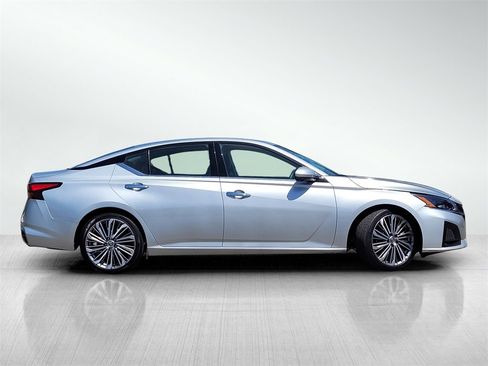 Used 2023 Nissan Altima 2.5 SL image 3
