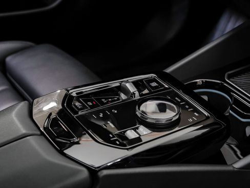 Used 2024 BMW 530i xDrive image 30