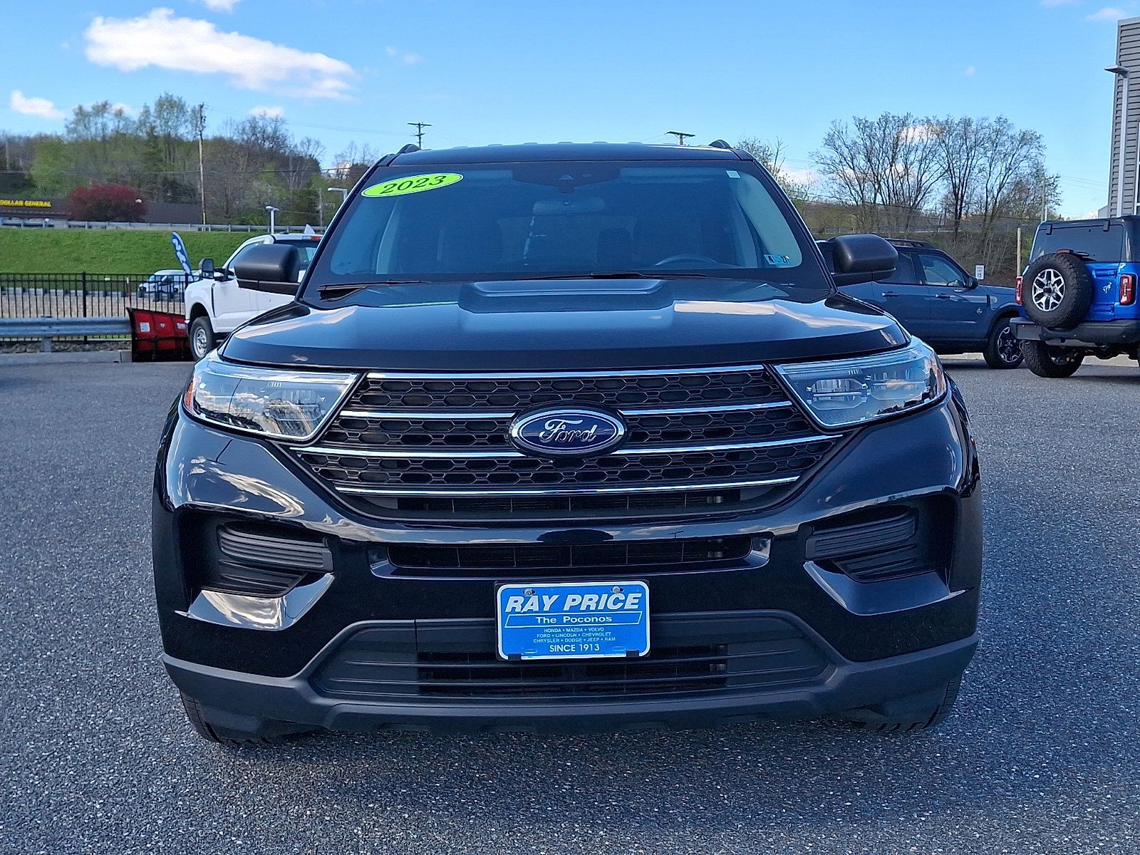 Used 2023 Ford Explorer XLT AWD/4WD image 2