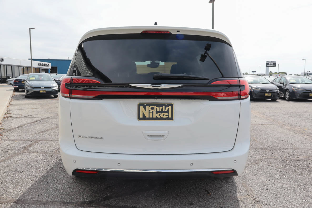 Used 2025 Chrysler Pacifica Select FWD image 5