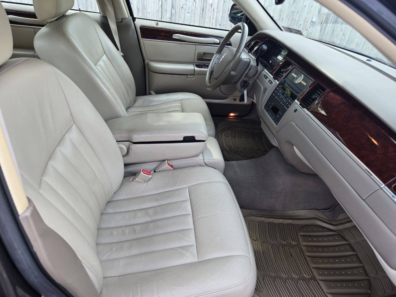 Used 2005 Lincoln Town Car Signature RWD image 25