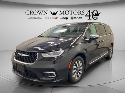 Used 2023 Chrysler Pacifica Limited w/ Uconnect Theater Family Group FWD image 11