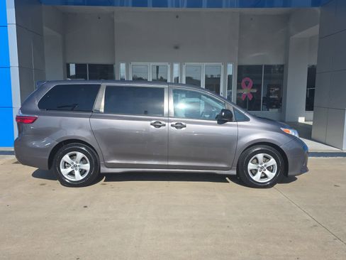 Used 2020 Toyota Sienna L image 1