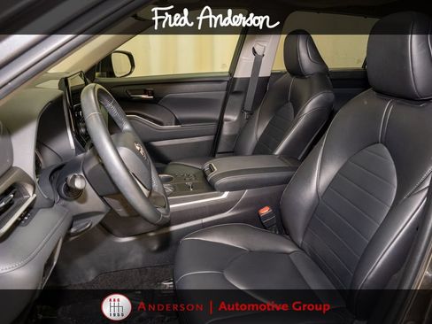 Used 2023 Toyota Highlander XLE FWD image 14