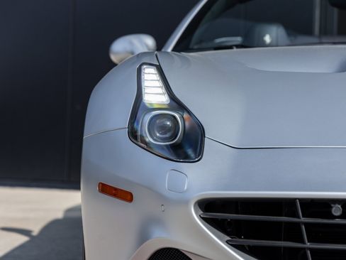 Used 2015 Ferrari California T image 20