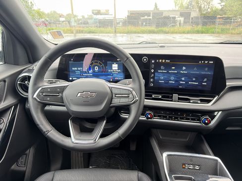 New 2026 Chevrolet Equinox LT w/ Convenience Package II AWD/4WD image 17