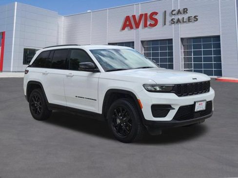 Used 2025 Jeep Grand Cherokee Altitude AWD/4WD image 3