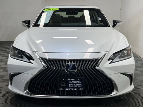 Used 2019 Lexus ES 300h w/ Luxury Package image 2