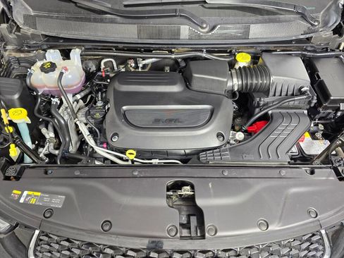 Used 2024 Chrysler Pacifica Touring-L image 9