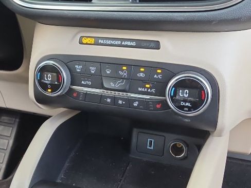 Used 2020 Ford Escape Titanium FWD image 18