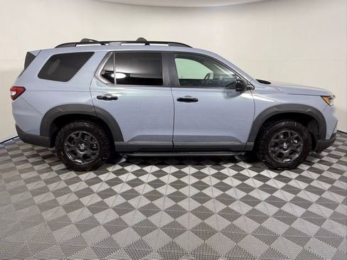 Used 2025 Honda Pilot TrailSport image 7