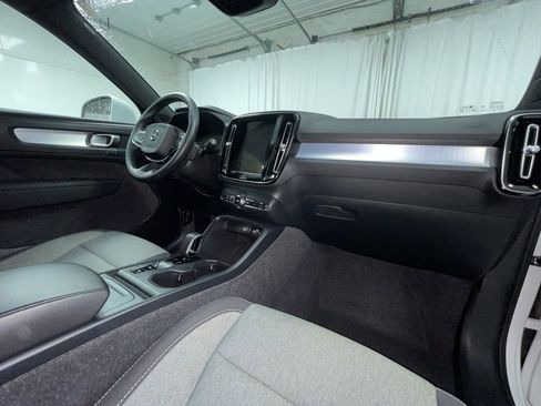Used 2025 Volvo XC40 B5 Core image 6