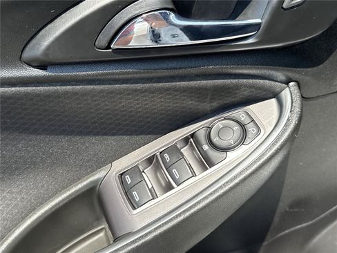 Used 2021 Chevrolet Malibu LT FWD image 19