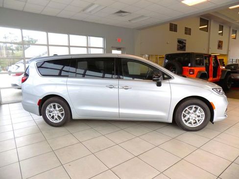 New 2026 Chrysler Pacifica Select image 7