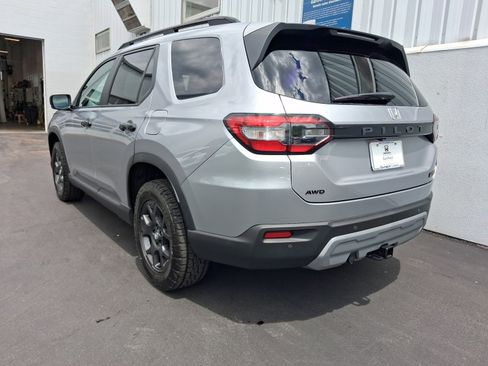 Used 2025 Honda Pilot TrailSport image 3