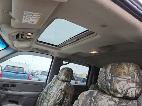 Used 2005 Chevrolet Silverado 2500 LT w/ Heavy-Duty Power Package image 16