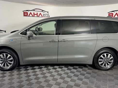 Used 2022 Chrysler Pacifica Touring-L w/ Uconnect Theater Family Group FWD image 3