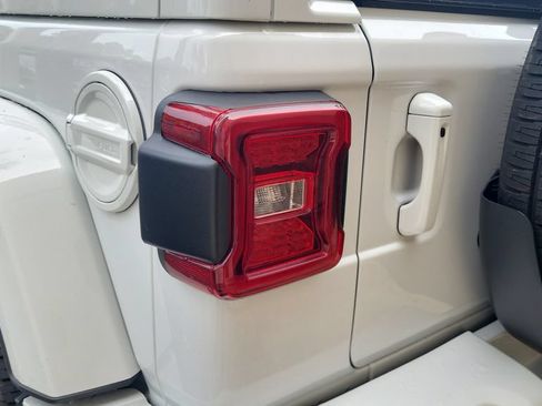 Used 2022 Jeep Wrangler Unlimited Sahara AWD/4WD image 6