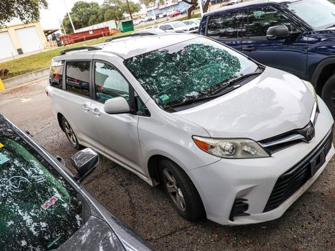 Used 2018 Toyota Sienna LE image 5