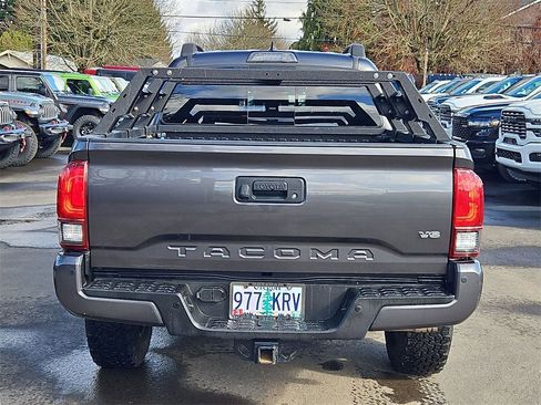 Used 2018 Toyota Tacoma TRD Sport w/ Technology Package image 6