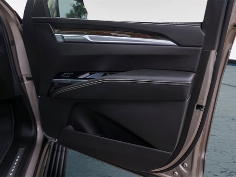 Used 2025 Cadillac Escalade Sport Platinum w/ LPO, ONYX Package image 32