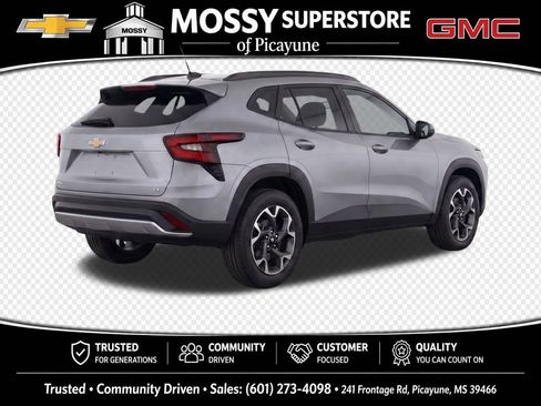 Used 2024 Chevrolet Trax LT w/ LT Convenience Package FWD image 4