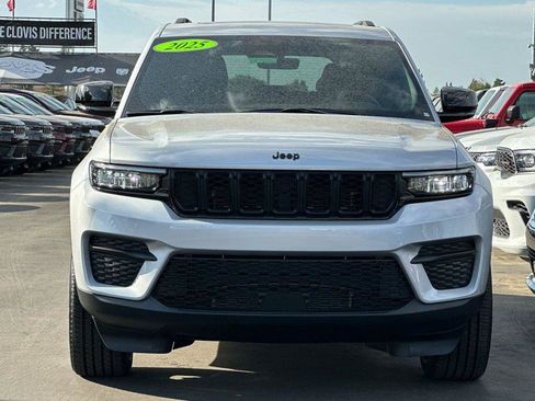 New 2025 Jeep Grand Cherokee Altitude image 9