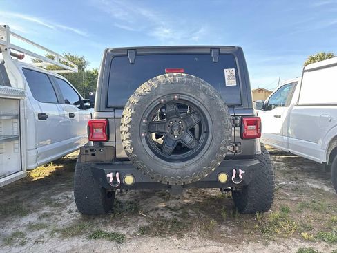 Used 2018 Jeep Wrangler Unlimited Sahara AWD/4WD image 4
