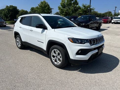 Used 2025 Jeep Compass Latitude AWD/4WD image 3