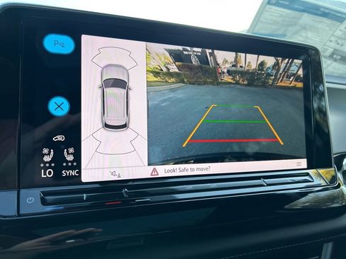 Used 2025 Volkswagen Atlas Cross Sport SEL image 32