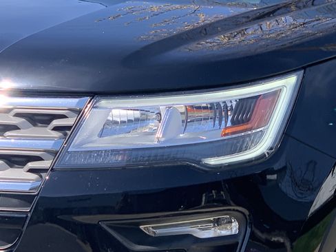 Used 2018 Ford Explorer XLT w/ Equipment Group 202A image 9