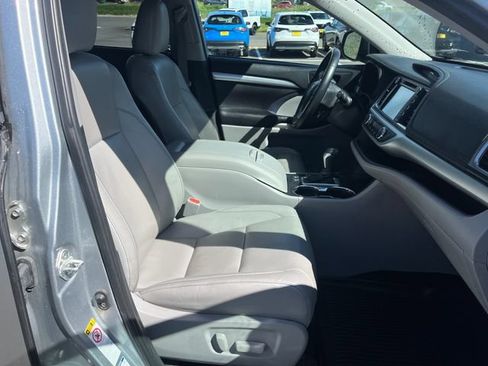 Used 2019 Toyota Highlander XLE AWD/4WD image 10