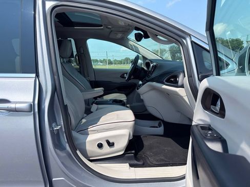 Used 2017 Chrysler Pacifica Limited w/ Advanced Safetytec Group FWD image 7