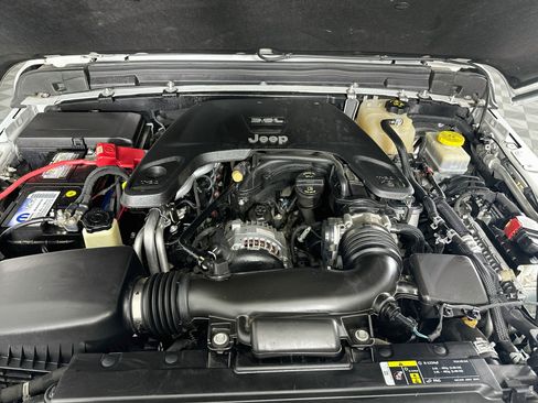 Used 2018 Jeep Wrangler Unlimited Sahara AWD/4WD image 31