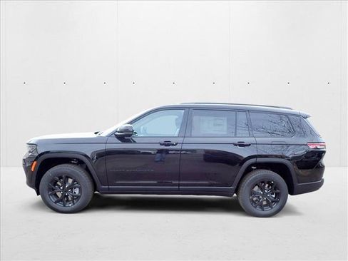 New 2025 Jeep Grand Cherokee L Altitude image 3