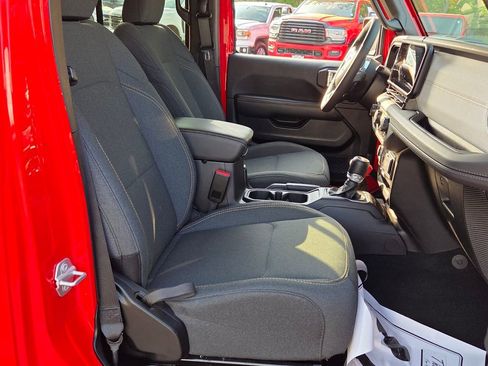 Used 2025 Jeep Wrangler Unlimited Sahara AWD/4WD image 15