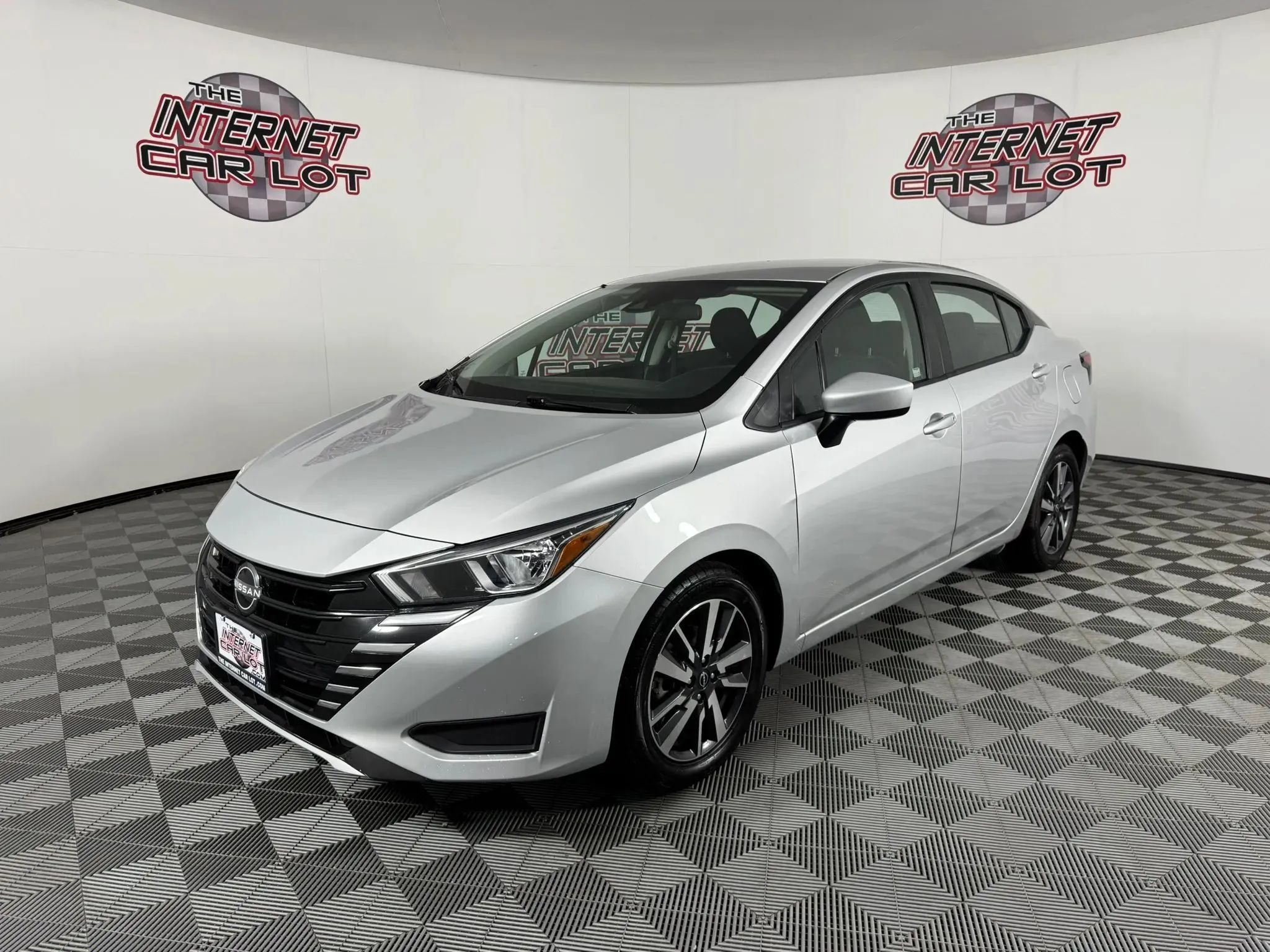 Used 2024 Nissan Versa SV FWD image 3