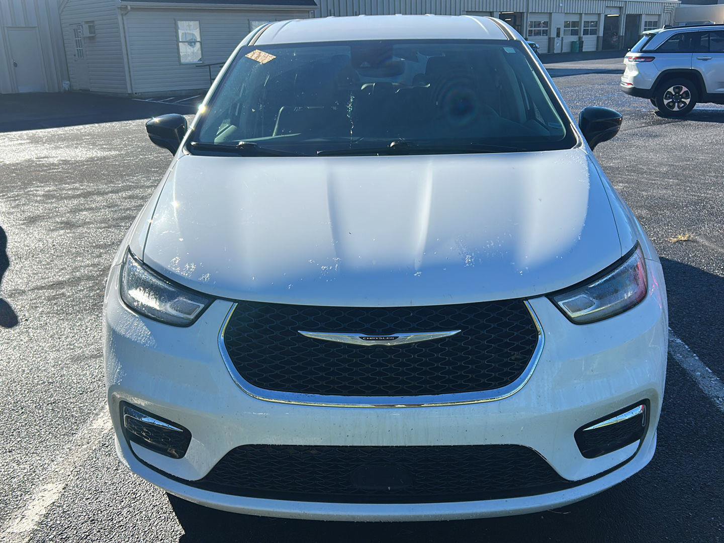 Used 2024 Chrysler Pacifica Touring-L FWD image 9