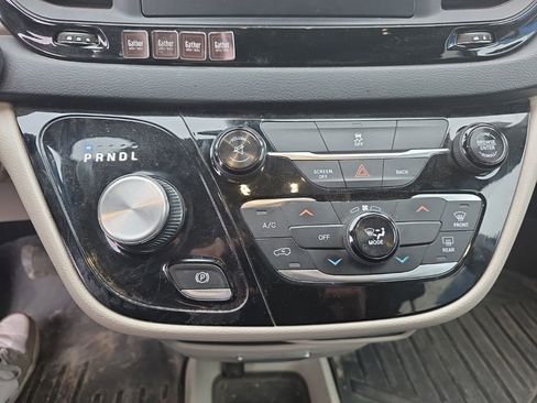 Used 2017 Chrysler Pacifica LX image 11