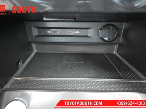 Used 2024 Volkswagen Tiguan SE AWD/4WD image 22