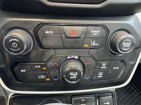 Used 2022 Jeep Renegade Limited w/ Sun, Sound & Wheels Group AWD/4WD image 25