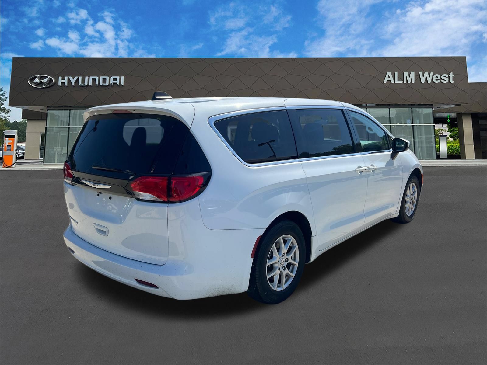 Used 2022 Chrysler Voyager LX FWD image 5