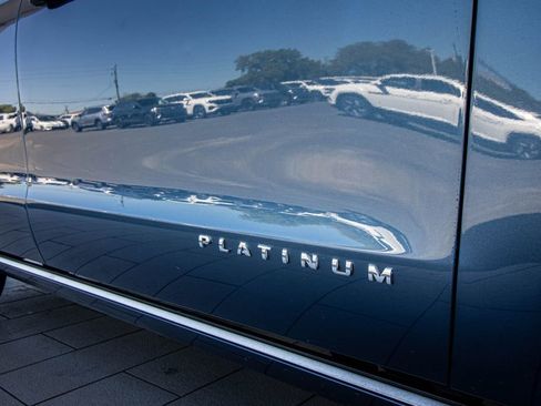 Used 2019 Ford Expedition Platinum image 4